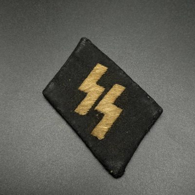 A Right Collar Tab with Runes for SS Enlisted